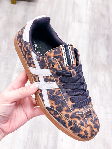 Dakkah Low Top Sneakers